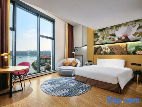 Standard Double room with lake view (full double bed)