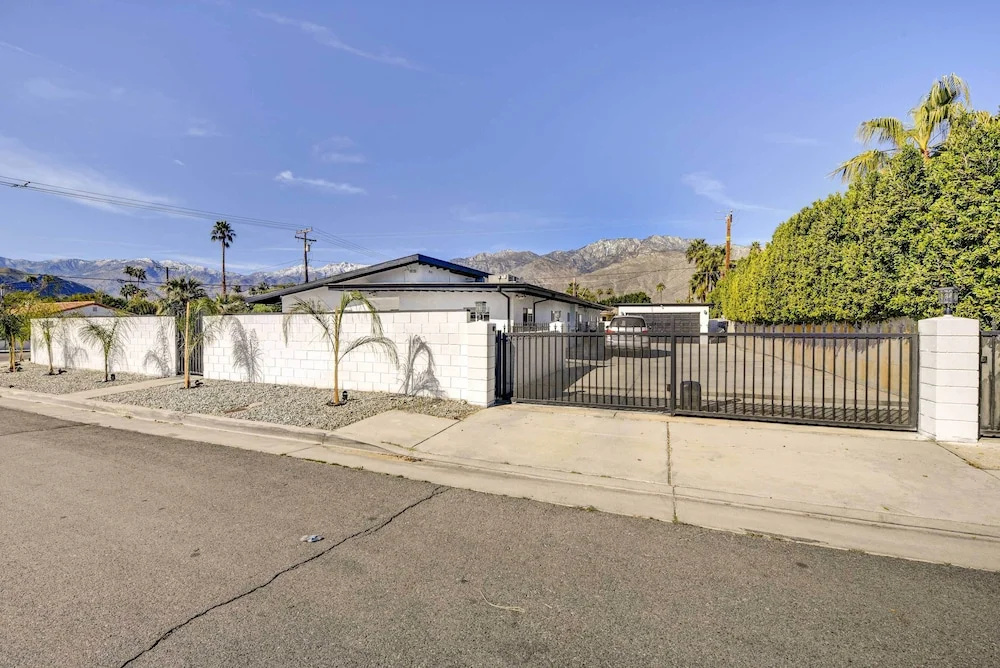 Private Pool & Spa: Stylish Palm Springs Home!