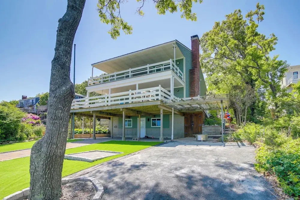 Bayfront Home w/ Deck - 4 Mi to Downtown Plymouth!