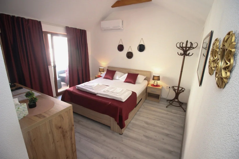 Deluxe Double room with balcony (full double bed)