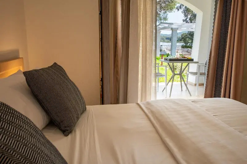 Deluxe Double room with garden view (full double bed)