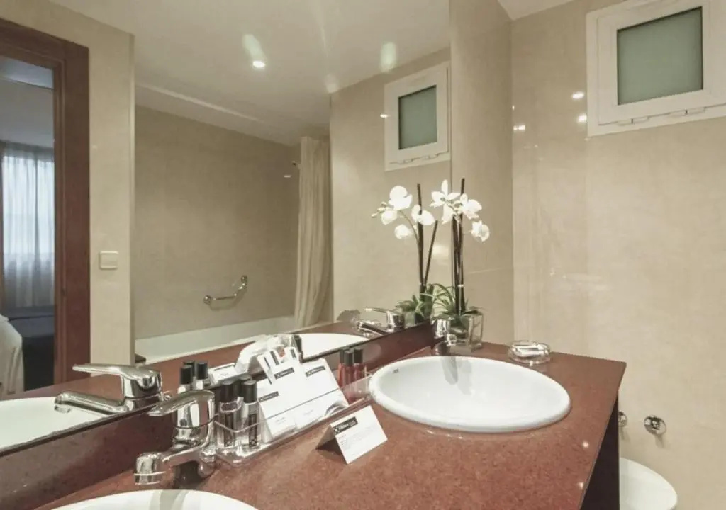 Double room (full double bed)