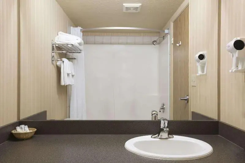 Super 8 By Wyndham Fort Nelson - фото 10