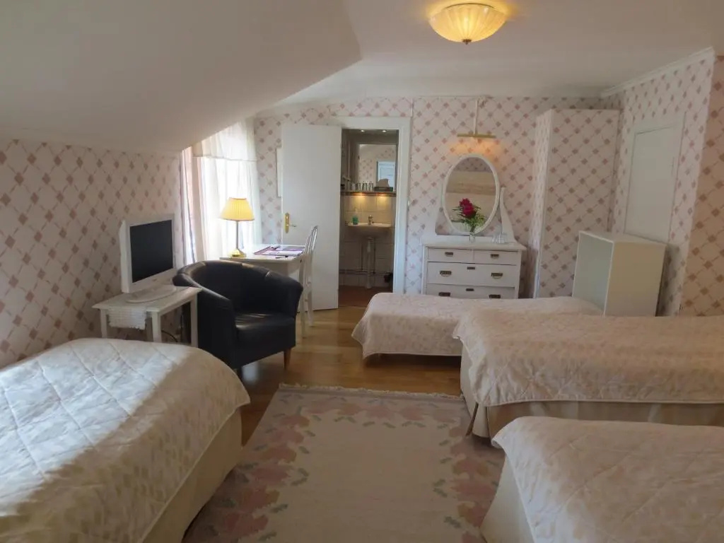 Standard Triple room with garden view