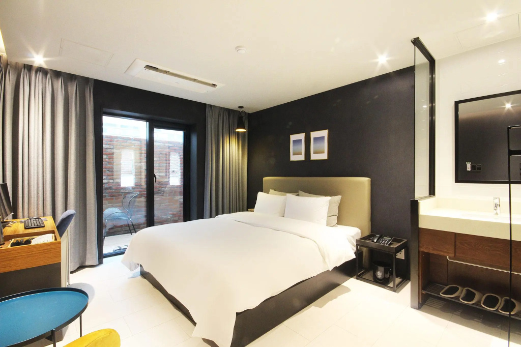 Standard Double room with balcony (full double bed)