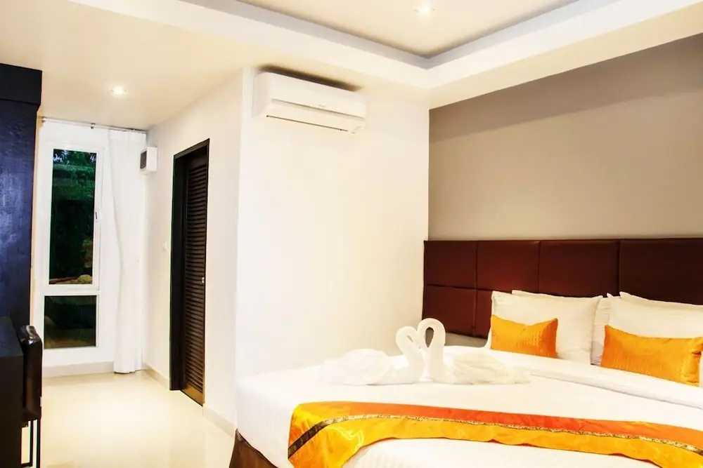 Deluxe room with pool view