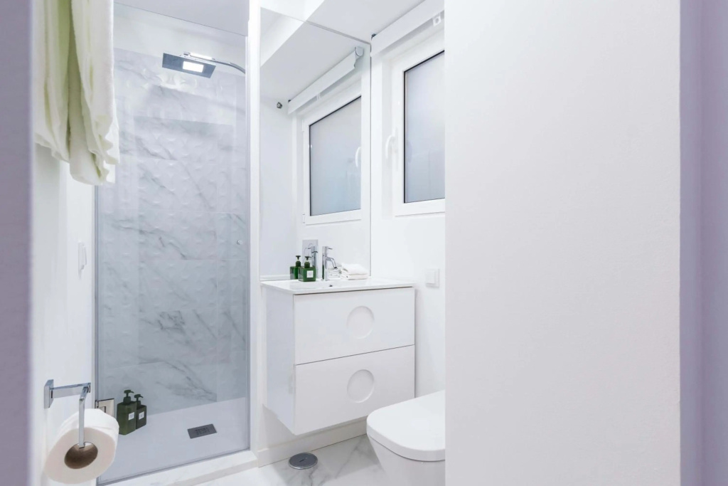 Perfect, Cool, Aircon, 2 beds 2 bath Best Location