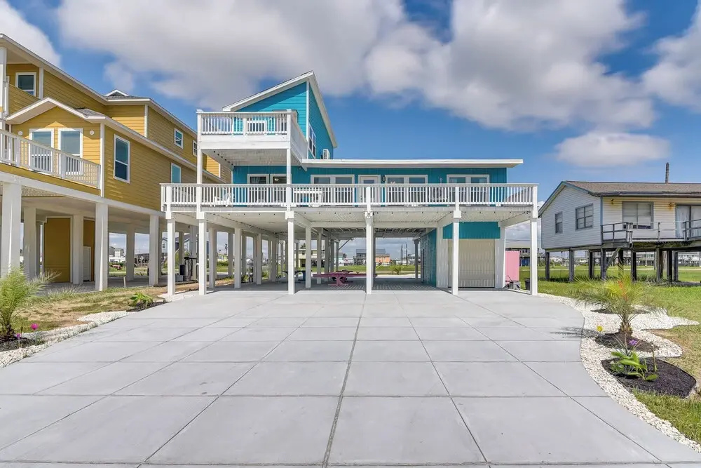 1 Mi to Ocean: Colorful Freeport Beach Rental!