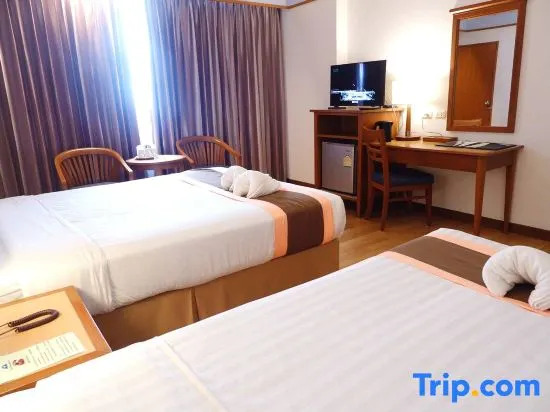 Трёхместный номер Deluxe в Diamond Plaza Hotel Suratthani