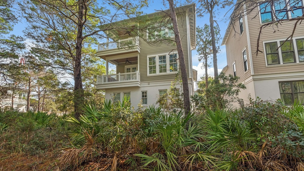 Sea Echo - Beautiful Home in Seagrove Beach! Community Pool! Dual Masters!