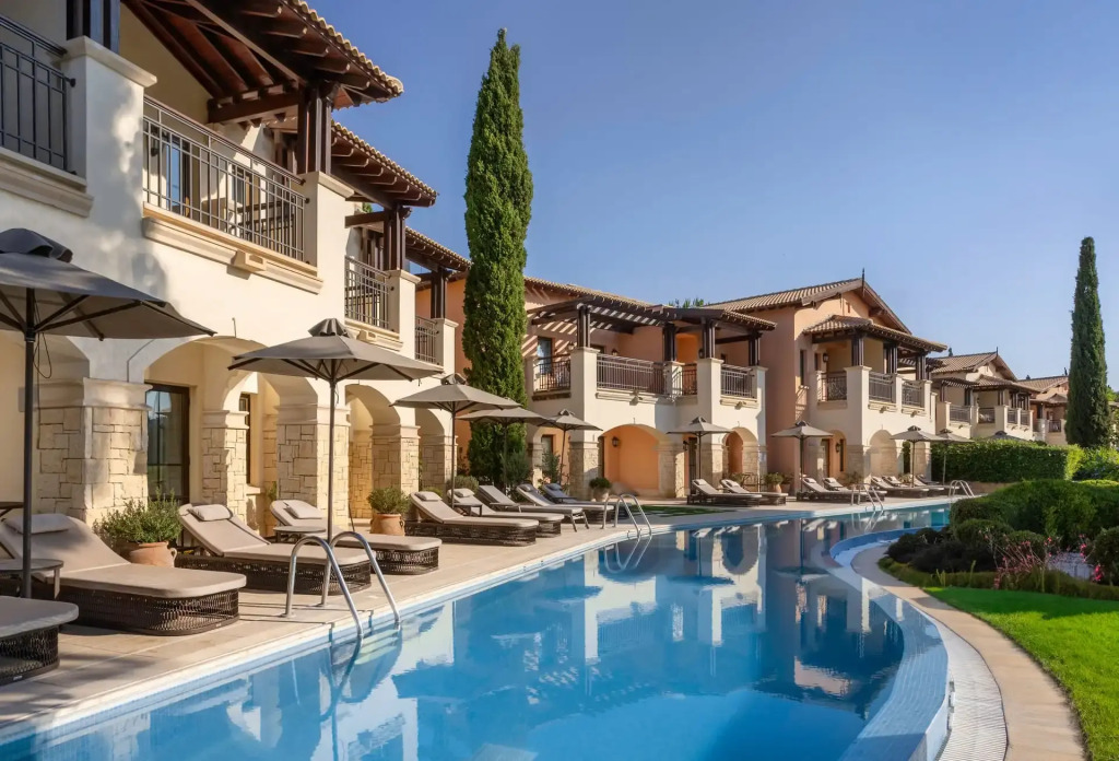 Двухместный номер Deluxe с видом на море двуспальная кровать в Aphrodite Hills Hotel