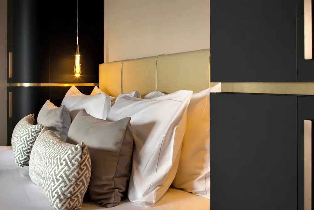 豪華雙人房，設有露台及大床