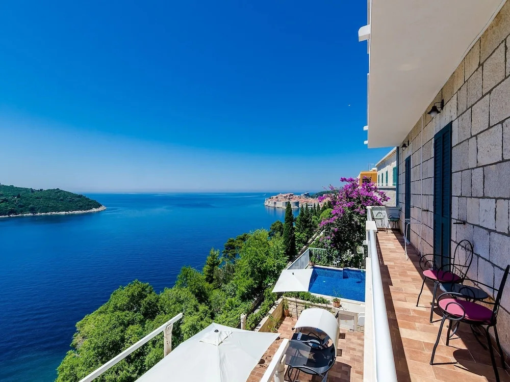 6 Bedrooms Villa with balcony