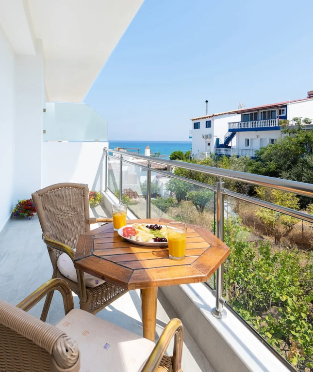 Deluxe Double Suite with partial sea view (full double bed)