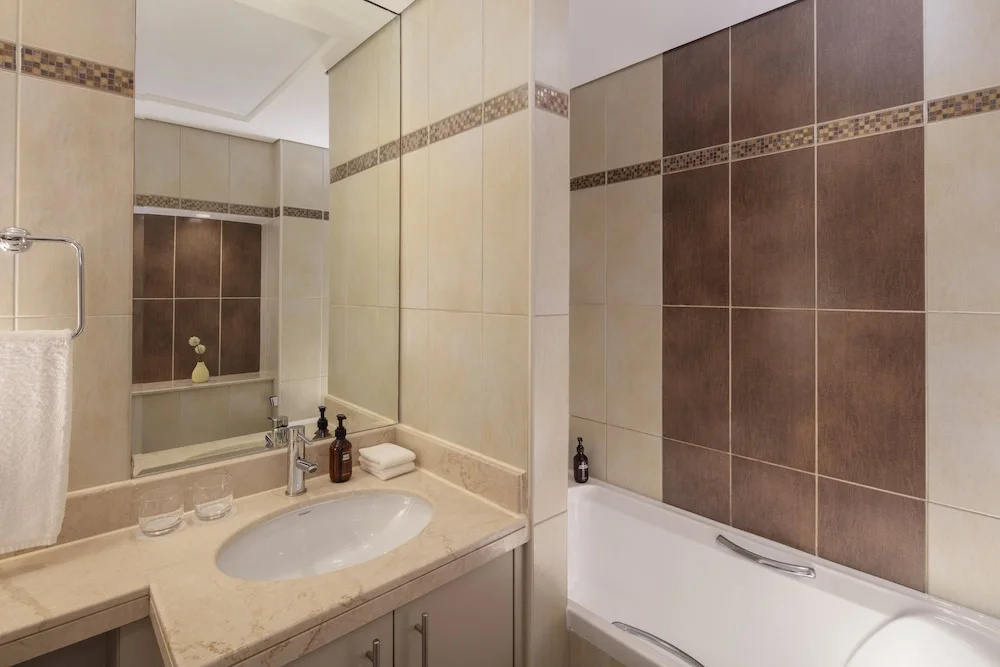 Двухместная Studio Suite с балконом (двуспальная кровать) в Staybridge Suites Dubai Internet City, an IHG Hotel