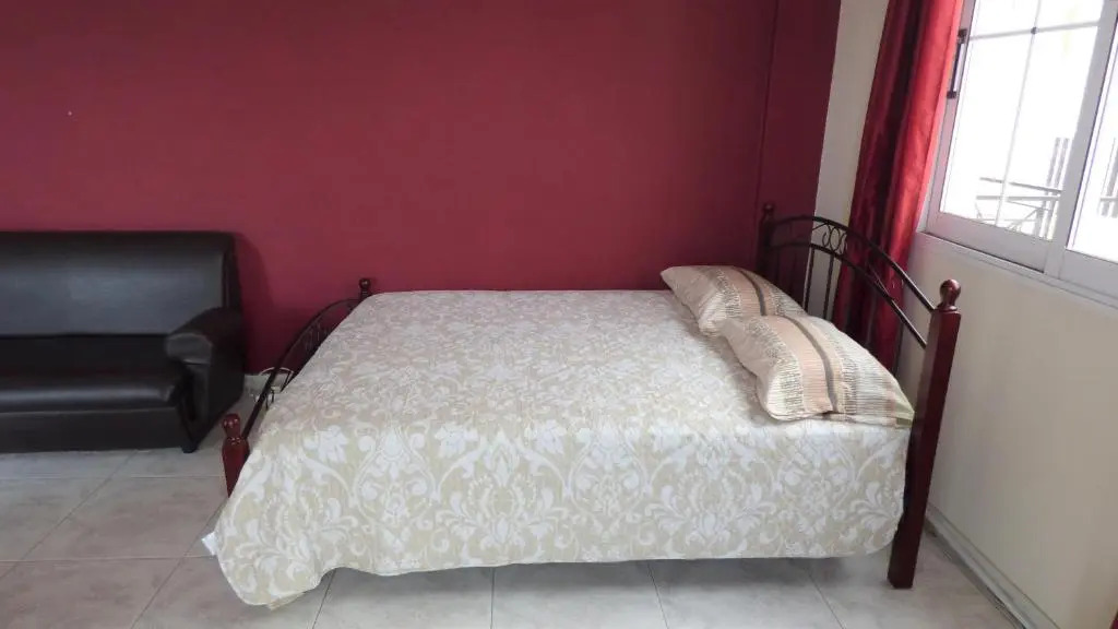 標準雙人房，設有露台及大床