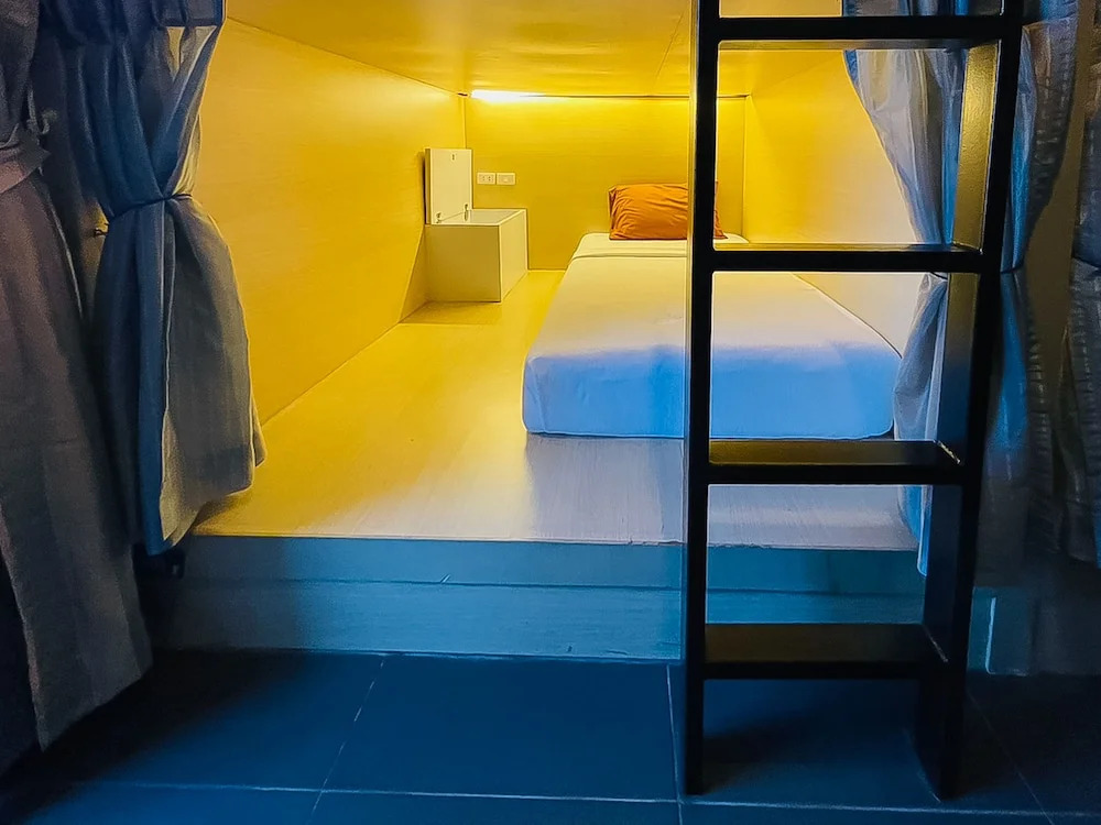 Кровать в общем номере в Rabbitel Phuket