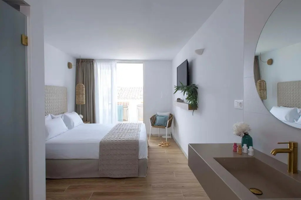 May Deluxe Double room (full double bed)