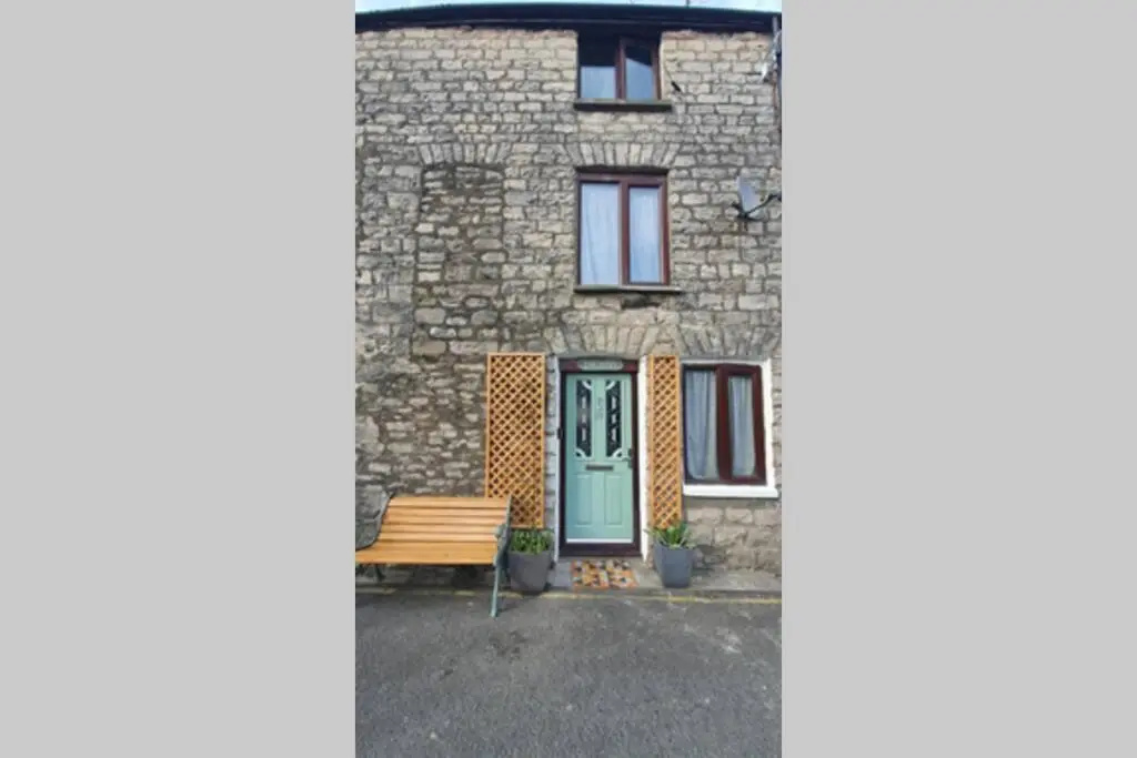 Cosy Cottage Sleeps 7 Great Location