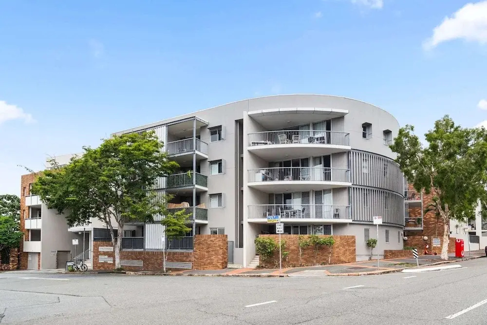 Vibrant 2-bed Apartment With Pool and Gym Access