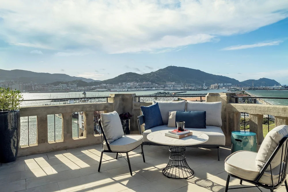 Suite with balcony