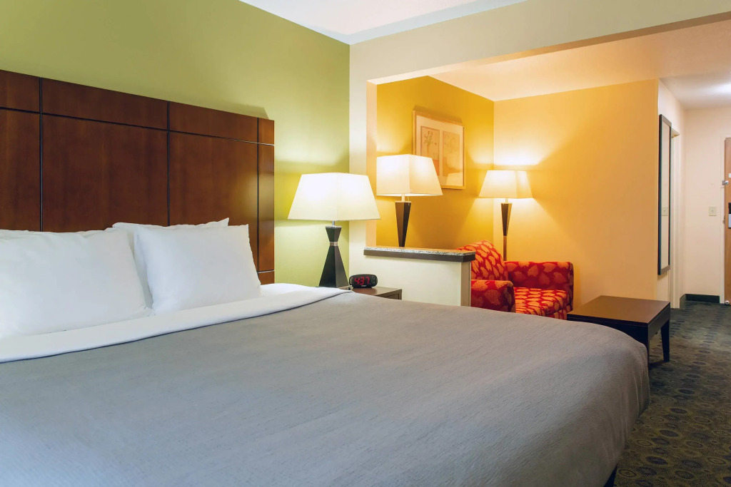 Quality Inn & Suites Bloomington I-55 and I-74 — фото 3