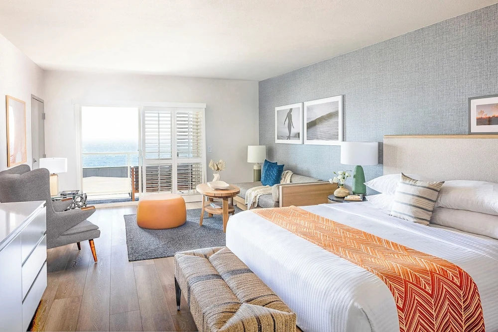 Standard Double room with balcony and with partial ocean view (full double bed)