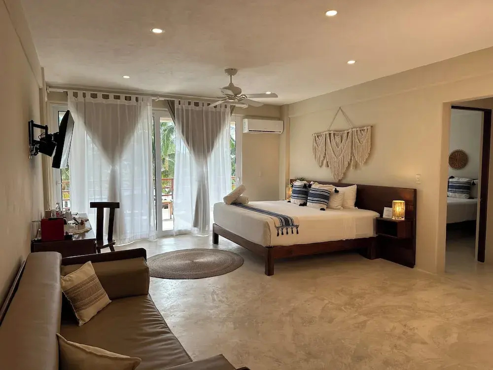 Double Suite with balcony (full double bed)