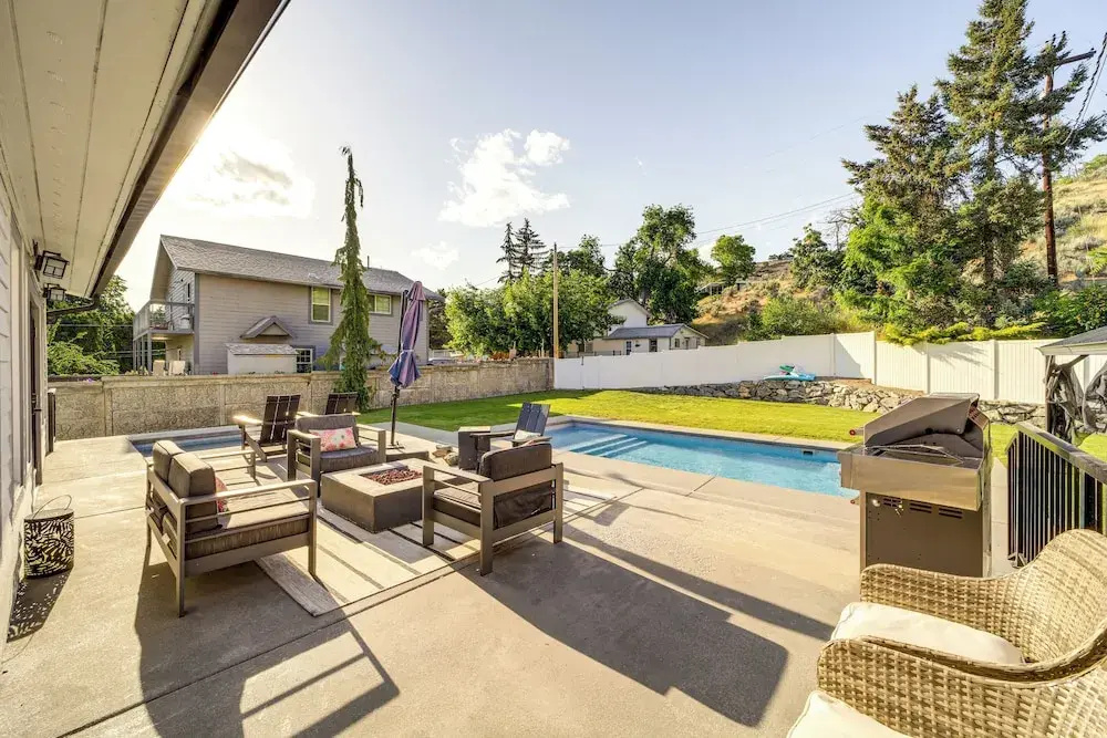 2 Blocks to Dtwn Chelan: Home w/ Hot Tub & Pool