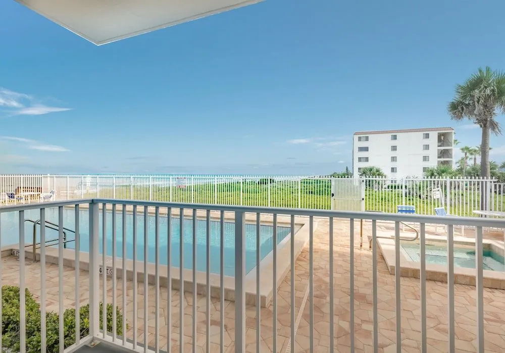 OC104 - Ocean Condo by RedAwning