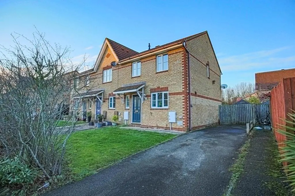 Spacious 3 Bedroom Home in Milton Keynes by HP Accommodation - Free Parking & WiFi