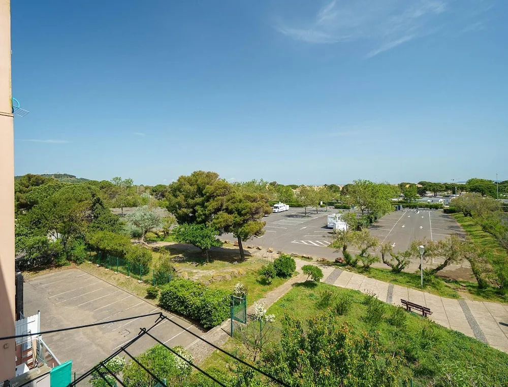 Four-person Retreat Near the Beach