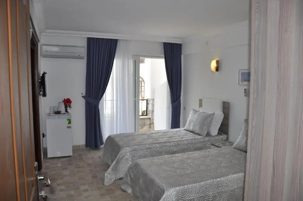 Standard Quadruple room with partial sea view