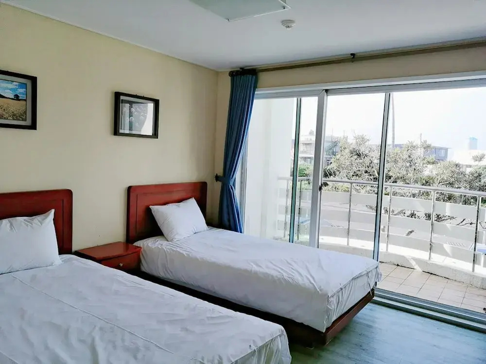 Standard Double Family room with balcony and with partial ocean view (twin beds)