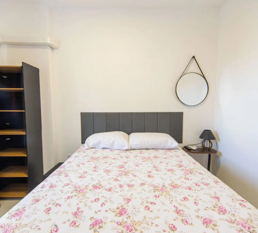 Apto com Ar e 2 Dorm na Vila Mirim Perto da Praia