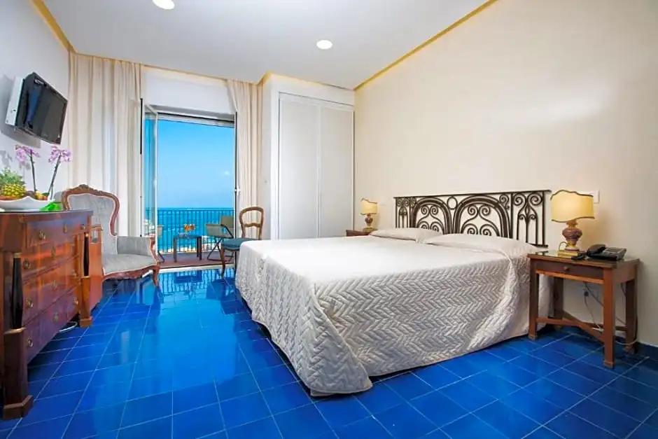 Standard Double room with partial sea view (full double bed)