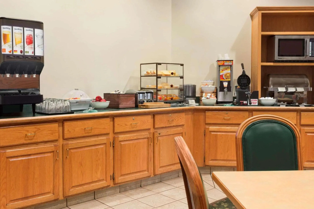 Country Inn & Suites by Radisson, Salina, KS - фото 23