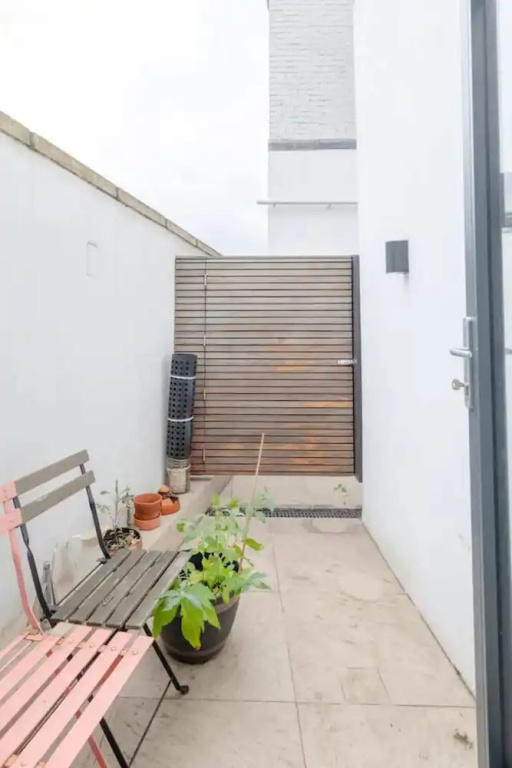Chic & Spacious 2BD Flat -2 Mins to Baron's Court