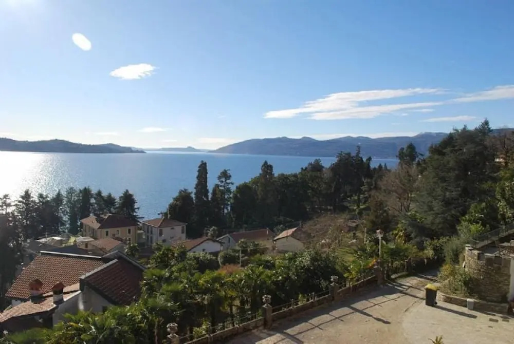 Azalea Apartment With Terrace and Lake View
