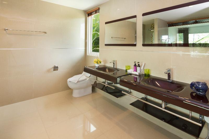Вилла с 4 комнатами с балконом в Tropicana Pool Villa