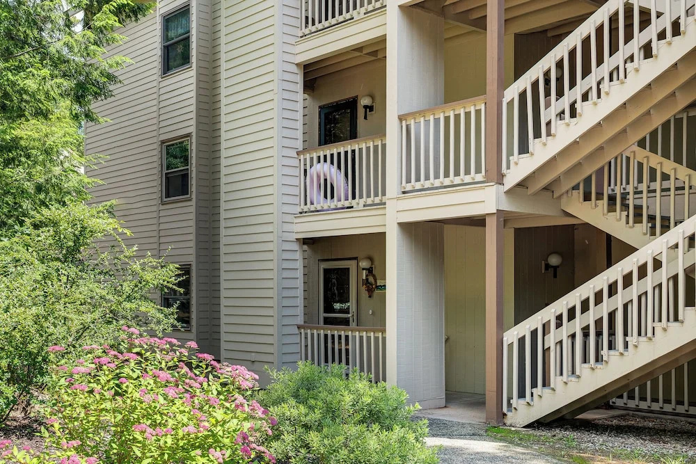 Riverfront Retreat w/ Deck: 1 Mi to Loon Mtn!