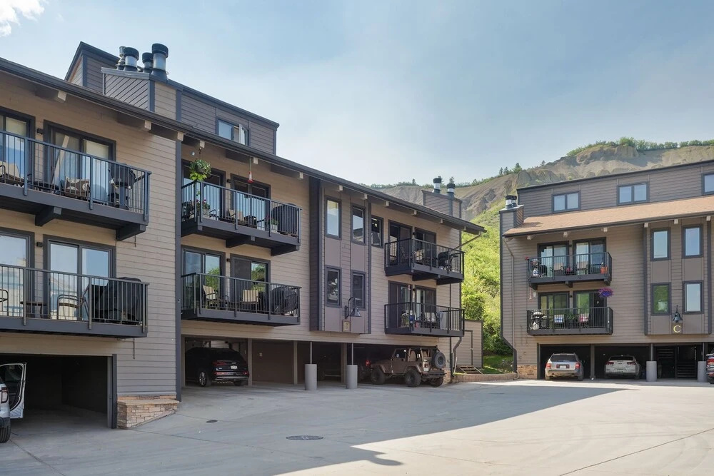 Snowmass 2BR Getaway Pool, Hot Tub & Ski Access - D2 by RedAwning