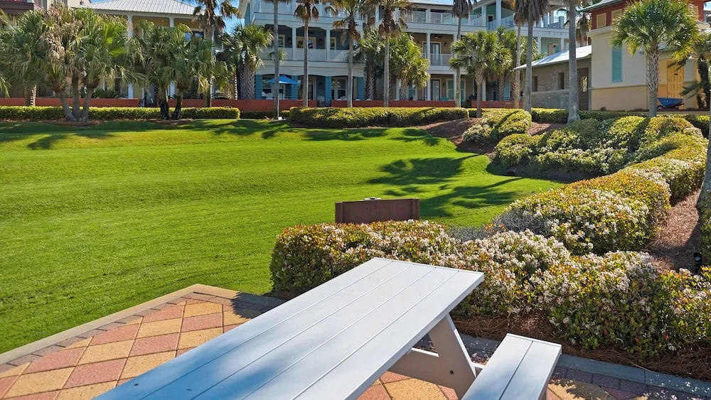 Beachy Chic Home Prime Location Seacrest! 2 Minute Walk to Pool!