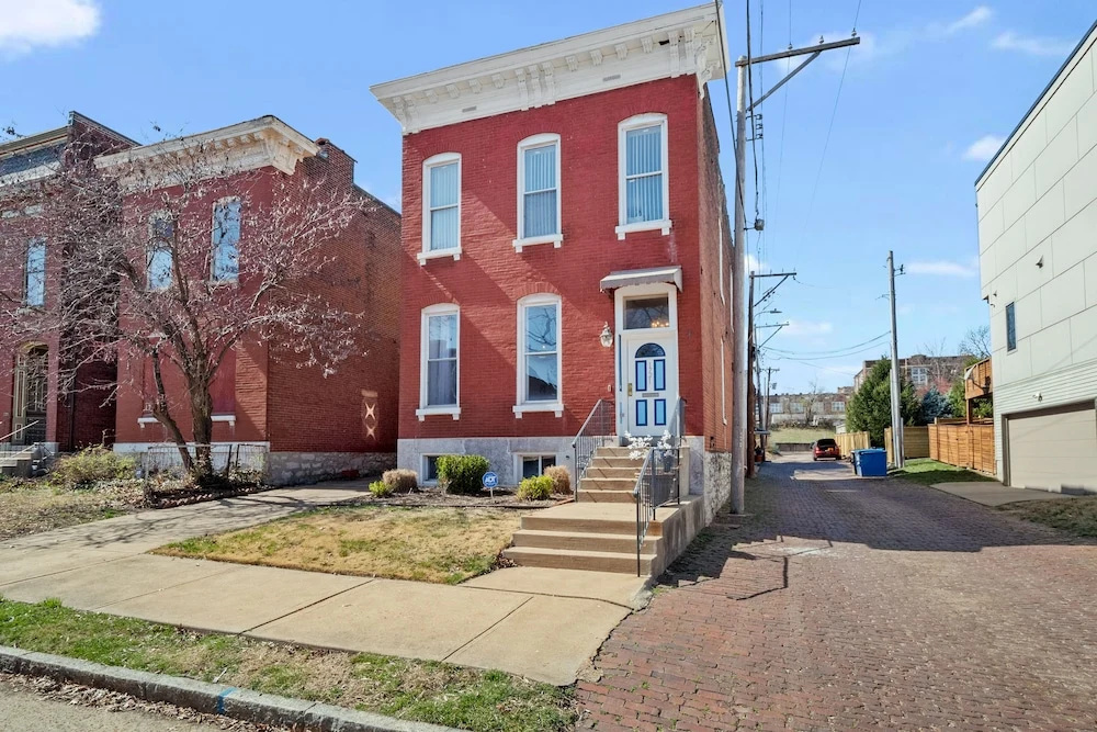 Massive Downtown Area Home... sleeps 14