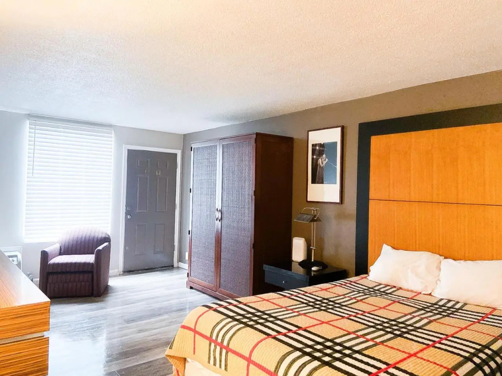 Rodeway Inn — 5