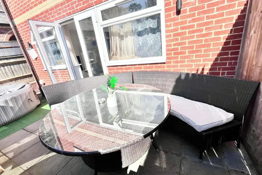 House - Sleeps 12 - Hot tub - Pool Table - Parking
