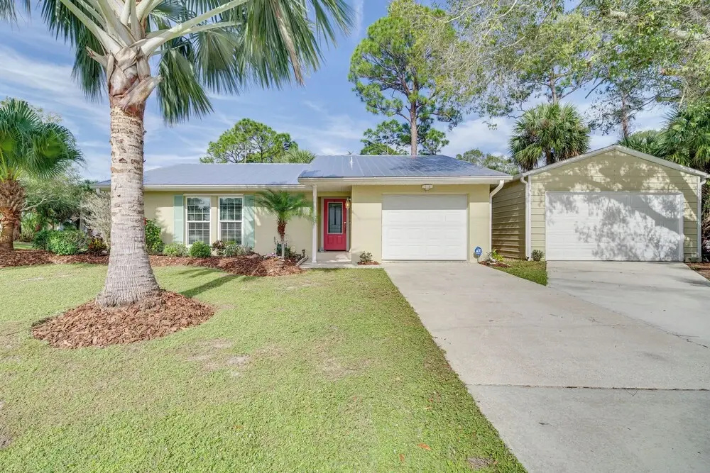 Sebastian Home w/ Screened Lanai: 8 Mi to Beach!