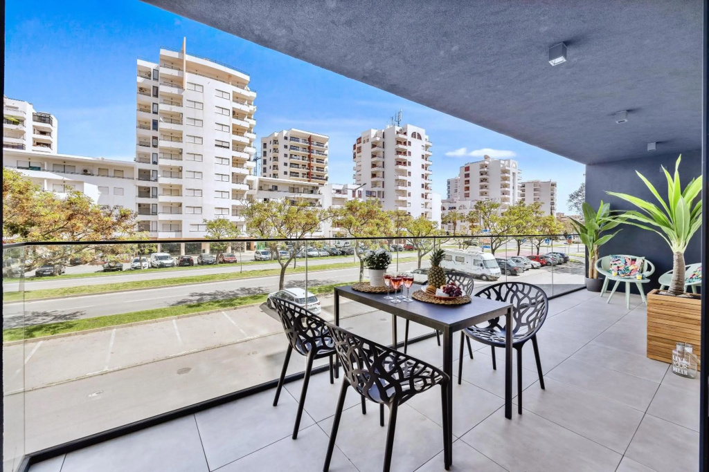 Luxorious Beachside Apartment with Pool