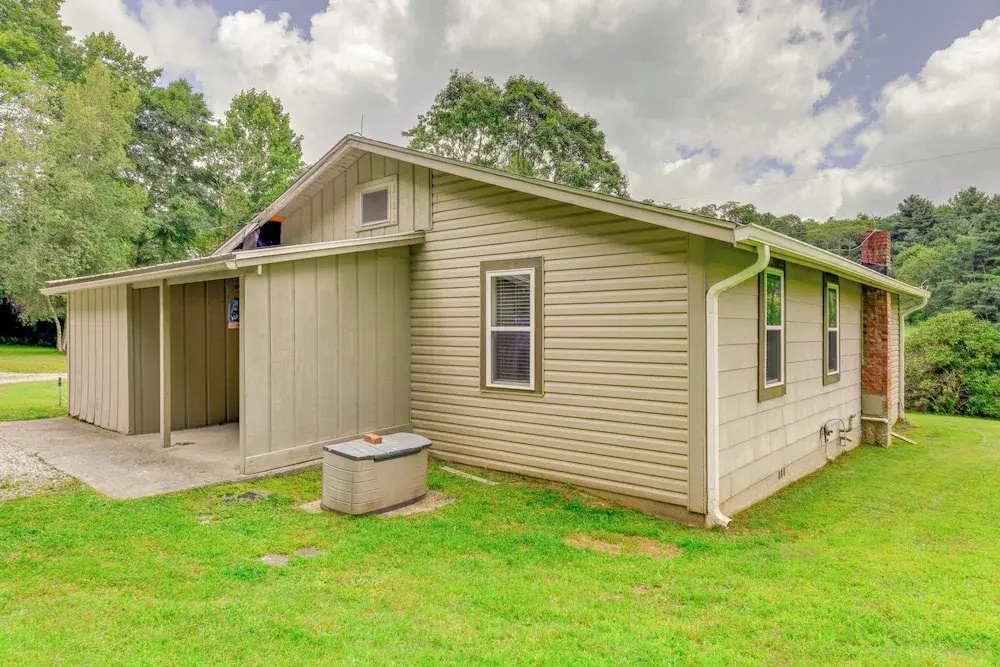 2 Mi to Ski Sapphire: Pet-friendly Cashiers Cabin