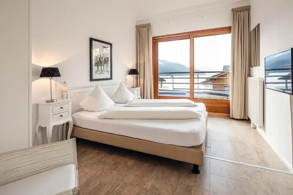 Standard Double room with lake view (full double bed)